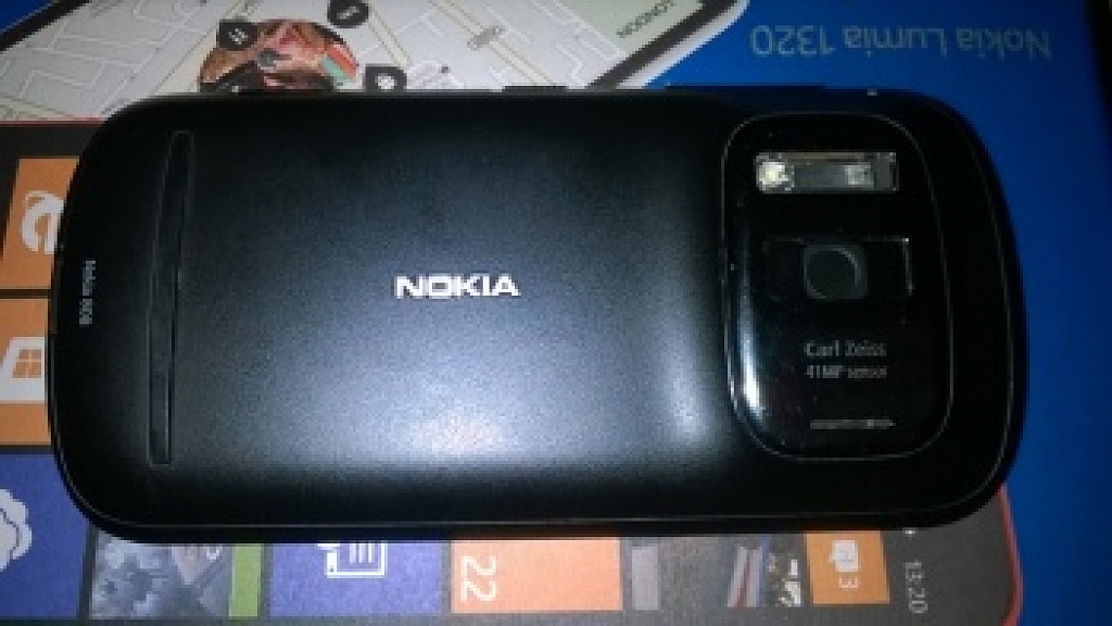 Nokia Lumia 1320 vs. 1520