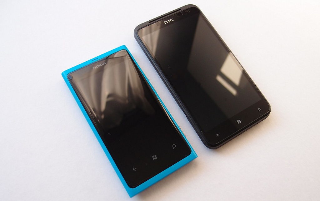Lumia 800 vs Titan